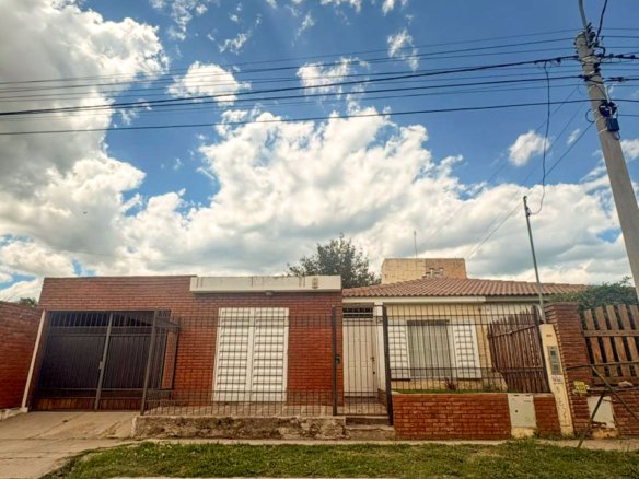 frente de casa en alquiler en Juana Koslay