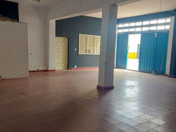 Galpón en alquiler en San Luis sobre Raúl B. Díaz de 100 metros cuadrados con portón corredizo.