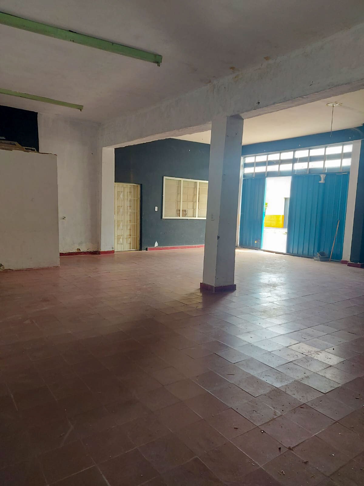 Galpón en alquiler en San Luis sobre Raúl B. Díaz de 100 metros cuadrados con portón corredizo.