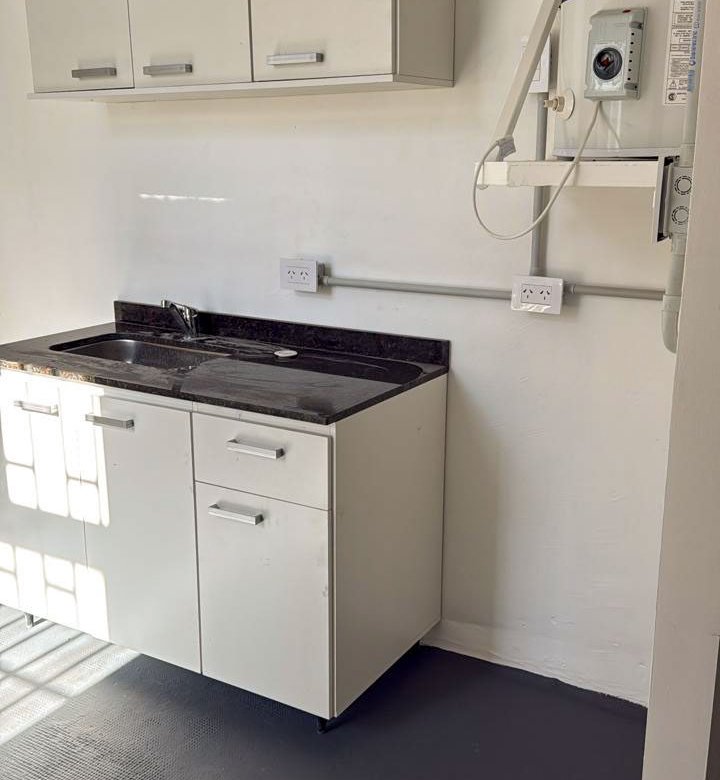 Local comercial en alquiler en San Luis sobre Av. Julio A. Roca. 110 m², frente vidriado, baño y kitchenette. Consultá indicando el código codLAn0031.