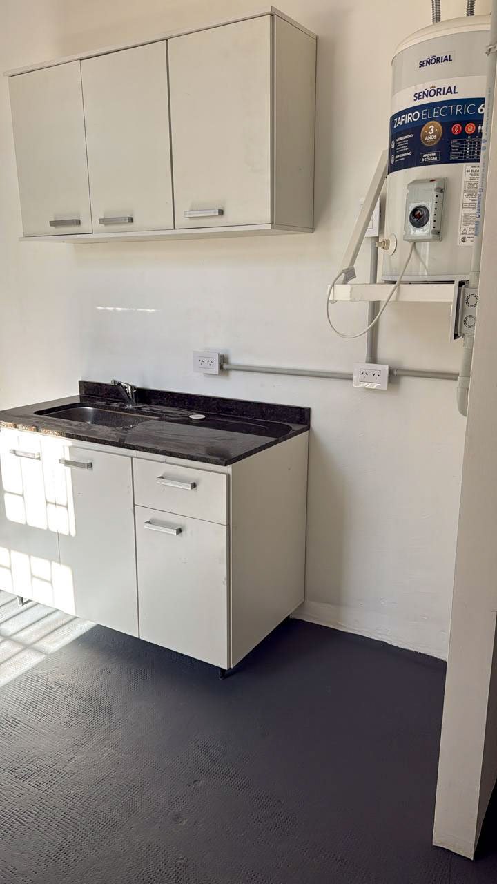 Local comercial en alquiler en San Luis sobre Av. Julio A. Roca. 110 m², frente vidriado, baño y kitchenette. Consultá indicando el código codLAn0031.